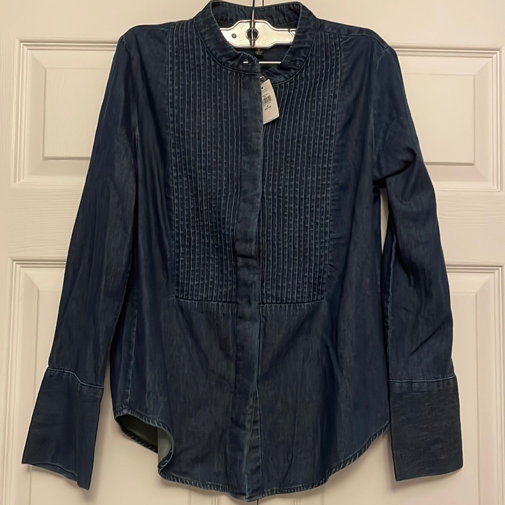 Banana Republic denim shirt with pleat front detail. Size small petite. NWT.
